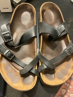 Birkenstock women’s Black Leather Cross-Strap Sandals size 39